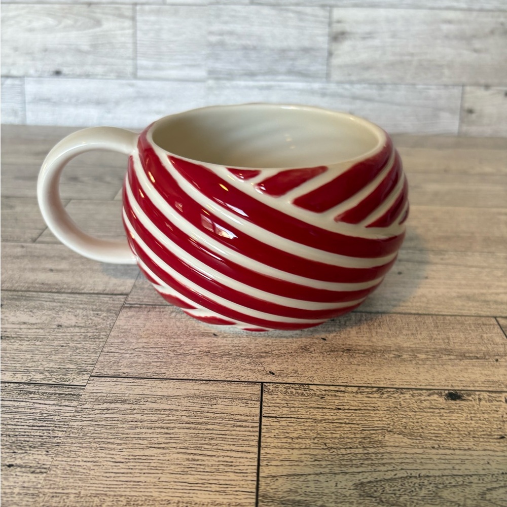 2013 Starbucks Christmas Ball of Yarn‎ Striped Coffee Mug 12oz Red White